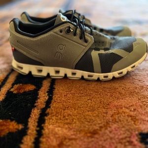 Women’s On Running Cloud 5.  Great condition size 7